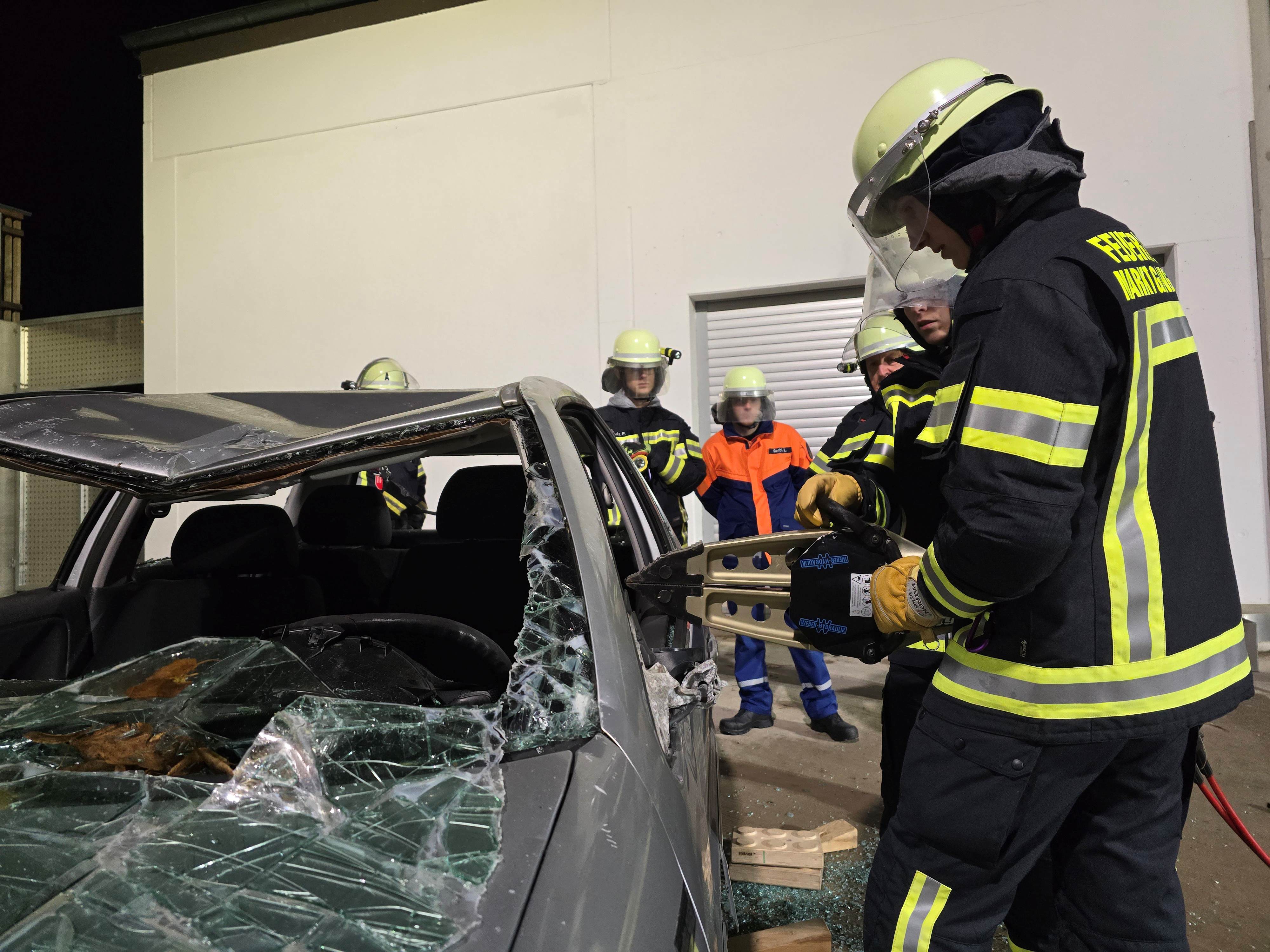 Übungseinblick: Technische Hilfeleistung bei Verkehrsunfall