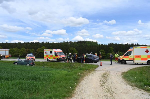 Verkehrsunfall, zwei PKW frontal